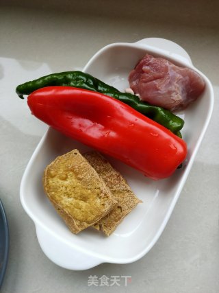 炸豆腐炒辣椒的做法步骤：1