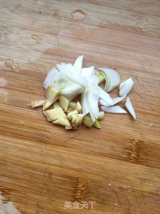 炸豆腐炒辣椒的做法步骤：2