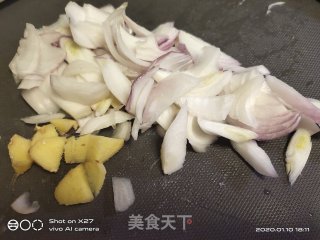 豆瓣洋葱炒牛肉的做法步骤：1