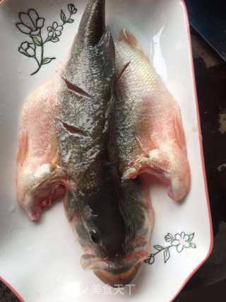 清蒸鲈鱼的做法步骤：1