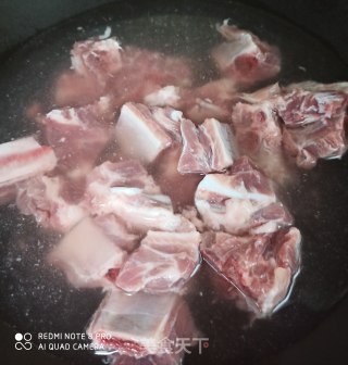 排骨西红柿山药汤的做法步骤：2