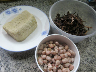 花生米笋干菜烧烤麸的做法步骤：1