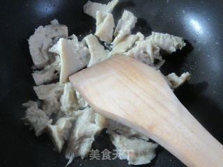 花生米笋干菜烧烤麸的做法步骤：4