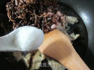 花生米笋干菜烧烤麸的做法步骤：7