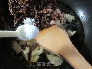 花生米笋干菜烧烤麸的做法步骤：8