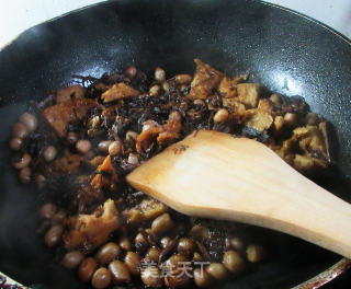 花生米笋干菜烧烤麸的做法步骤：10