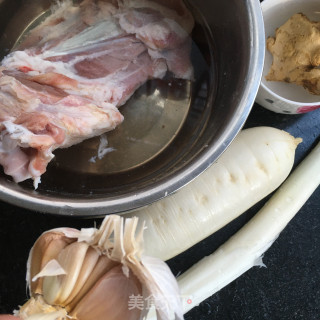 红烧羊肉炖萝卜的做法步骤：1