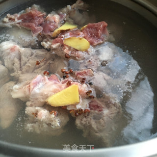 红烧羊肉炖萝卜的做法步骤：2