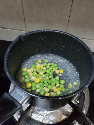 腊肠时蔬炒饭的做法步骤：1