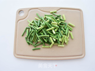 麻辣腊肠炒蒜苔的做法步骤：1