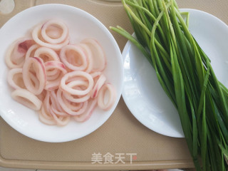 香烤韭菜鱿鱼圈的做法步骤：1