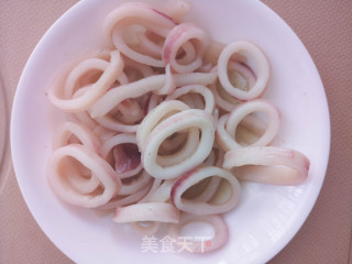 香烤韭菜鱿鱼圈的做法步骤：2