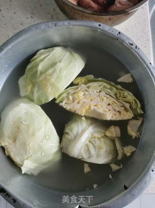爆炒老干妈圆白菜的做法步骤：1