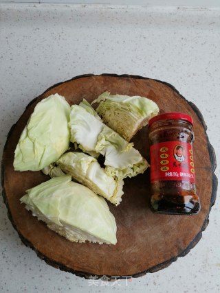 爆炒老干妈圆白菜的做法步骤：2