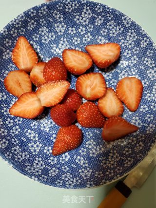 草莓香蕉牛奶饮的做法步骤：2