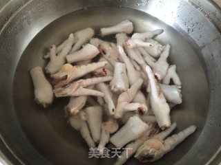 红烧鸡爪的做法步骤：1