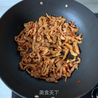 红椰菜炒肉丝的做法步骤：2