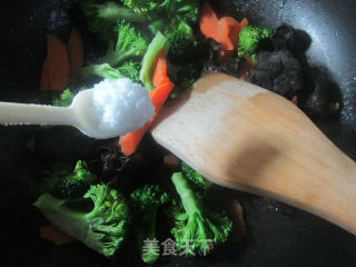 黑木耳胡萝卜炒西兰花的做法步骤：4