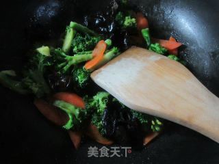 黑木耳胡萝卜炒西兰花的做法步骤：6