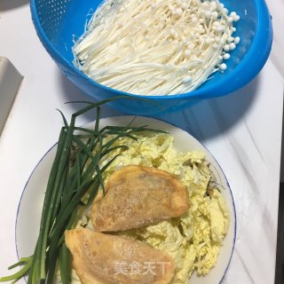 金针菇时蔬蛋饺汤的做法步骤：1
