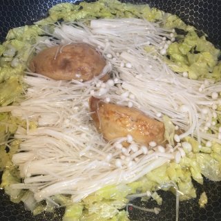 金针菇时蔬蛋饺汤的做法步骤：3