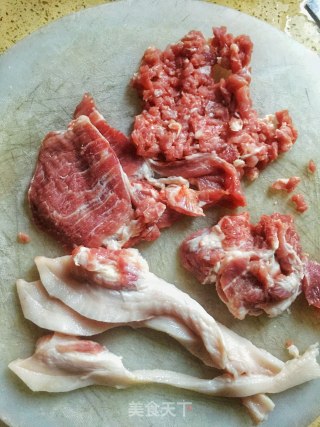 东北酸菜猪肉饺子的做法步骤：1