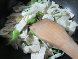 青椒千页豆腐炒雷笋的做法步骤：7