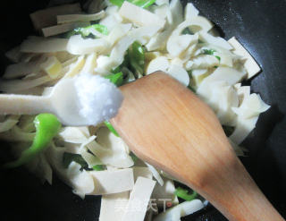 青椒千页豆腐炒雷笋的做法步骤：8
