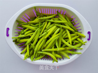 凉拌黄花菜的做法步骤：1