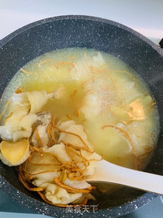 鲍鱼鱼胶虫草鸡腿汤的做法步骤：7