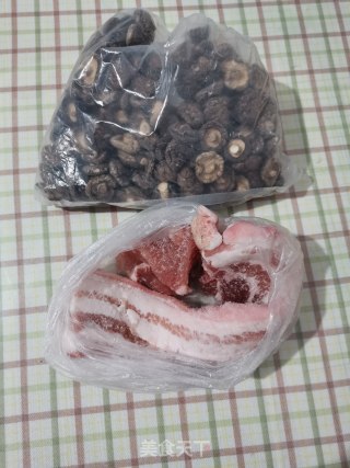 香菇胡萝卜烧肉的做法步骤：1
