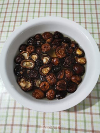 香菇胡萝卜烧肉的做法步骤：2