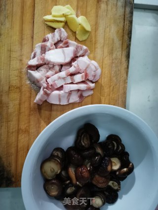 香菇胡萝卜烧肉的做法步骤：3