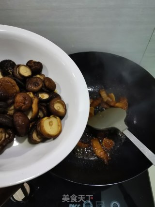 香菇胡萝卜烧肉的做法步骤：7