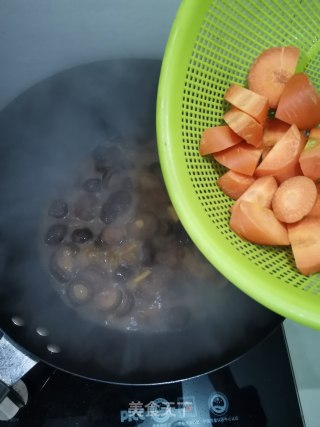 香菇胡萝卜烧肉的做法步骤：9