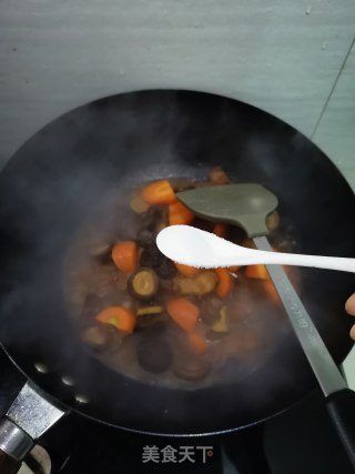 香菇胡萝卜烧肉的做法步骤：10