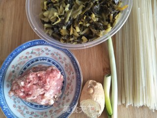 雪菜肉末米线的做法步骤：1