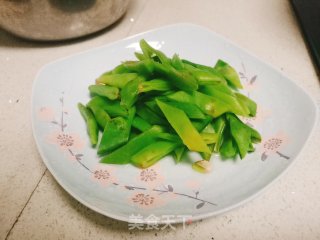 #腊味#豆角土豆炒红肠的做法步骤：2