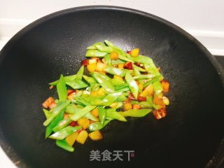 #腊味#豆角土豆炒红肠的做法步骤：8