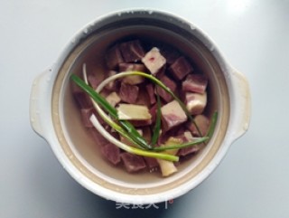 竹荪冻豆腐牛腩汤的做法步骤：2