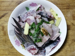 鱼骨汤面的做法步骤：2