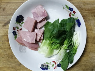 鱼骨汤面的做法步骤：3