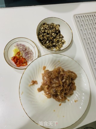 香菇炒鸭碎的做法步骤：1