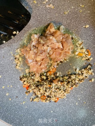 香菇炒鸭碎的做法步骤：4
