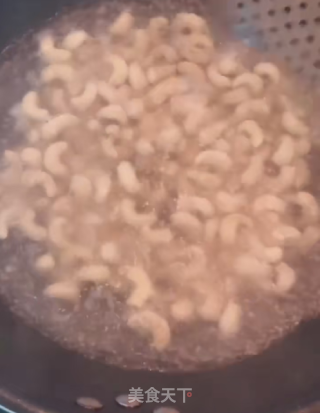 年夜饭----西芹腰果炒虾仁的做法步骤：1