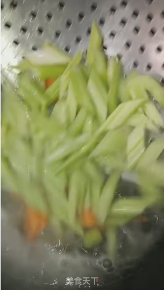 年夜饭----西芹腰果炒虾仁的做法步骤：8