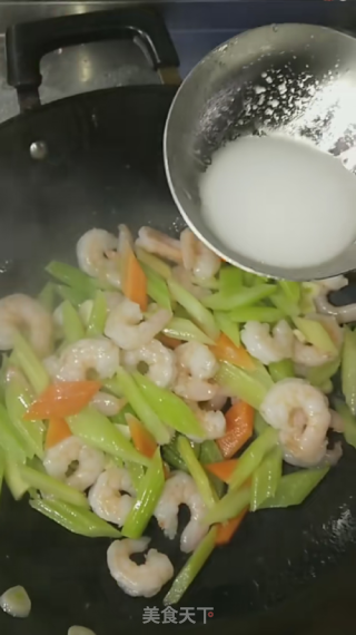 年夜饭----西芹腰果炒虾仁的做法步骤：12