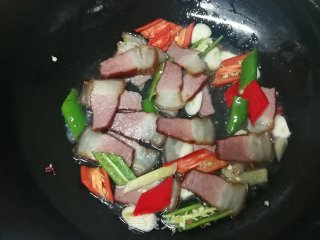 茴香球炒腊肉的做法步骤：8