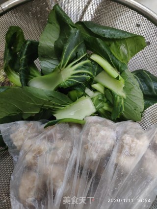 青菜肉丸汤的做法步骤：1