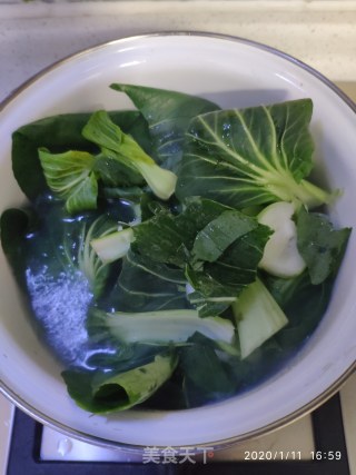 青菜肉丸汤的做法步骤：3